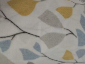 Tela franela blanca estampado tulipanes