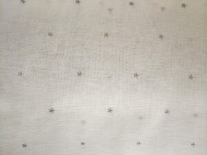 Visillo blanco estrellas grises al corte